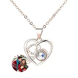 COLLAR DE PROYECCIÓN: El colgante de collar de proyección personalizado se puede personalizar con cualquier foto, puede ser un familiar, amigo, amante, mascota o cualquier foto. Grabe simultáneamente una imagen en el medio de la piedra de proyección mediante tecnología de nanograbado y emita la imagen con luz o mire la imagen para mostrar su amor y cuidado eternos.