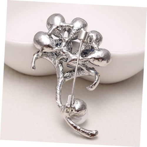 Boutonniere en cristal et perles rose gold pour un costume de mariage elegant - 7