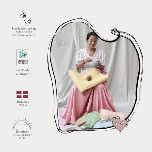 Gry & Sif Handgemacht & Fairtrade-Zertifiziert | Stilvolles dänisches Design X Nepali Kunsthandwerker | Kleiner Grauer Mausjunge mit grüner Hose & Rucksack