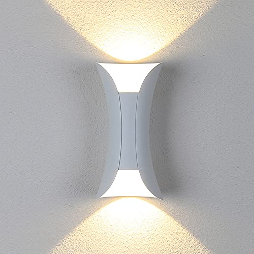 Applique murale extérieure LED IP65 anti-rouille pour illuminer une façade sombre avec élégance