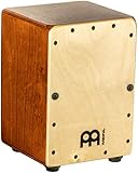 Ein verkleinertes Cajon - Jedes Merkmal einer Standard Meinl Cajon wurde nachgebildet und verkleinert, damit dieses Mini Cajon wie ein echtes Percussion-Instrument aussieht, von der Frontplatte und dem Korpus aus baltischer Birke bis hin zu den Gummifüßen und der Schallöffnung.