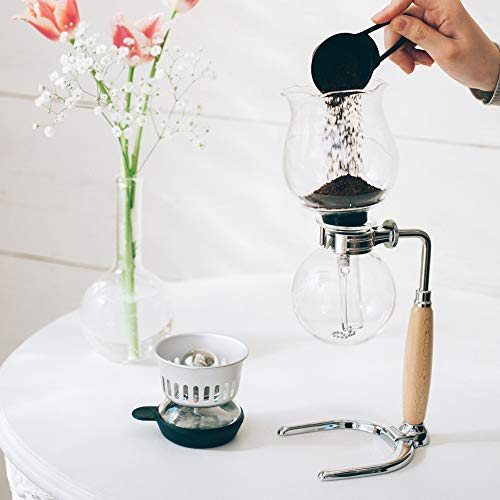 コーヒー粉をロートに入れるタイミングも大切。沸騰前にコーヒー粉を入れたロートをしっかりセットしてしまうと、温度の低い蒸気がじわじわと上ってきて底のコーヒー粉が湿ってしまい味むらがおきます。フラスコに傾けるようにロートを挿しておくなどして、沸騰してからしっかりセットするようにしましょう。