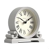 Un'interpretazione moderna di un classico orologio da camino a scorrimento realizzato in acrilico di alta qualità in una finitura opaca contemporanea con una lente in vetro che mostra un quadrante tradizionale con numeri romani.