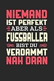  NIEMAND IST PERFEKT ABER ALS FUSSBALLER BIST DU VERDAMMT NAH DRAN: Notizbuch A5 liniert 120 Seiten, Notizheft / Tagebuch / Reise Journal, perfektes Geschenk für Fussballer