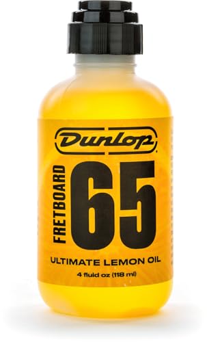 Il Dunlop 6554 FORMULA 65 Ultimate Lemon Oil è un olio di limone formulato appositamente per rimuovere lo sporco e riportare la tastiera della chitarra o del basso al suo splendore originale. Questo oli lascia anche un sigillante invisibile che protegge da macchie e umidità. L'applicatore consente di passare l'olio uniformemente su tutta la tastiera. Non è adatto per l'utilizzo su manici in Acero.