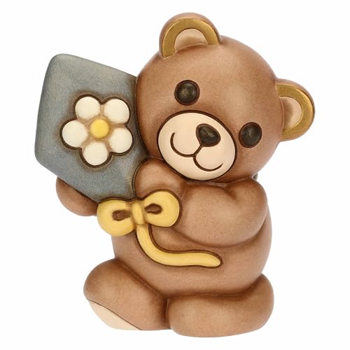 Il Teddy Primavera medio in ceramica con aquilone è un inno alla gioia della primavera; con il suo colorato aquilone e il dettaglio floreale, porta un tocco di vivacità e allegria in ogni casa