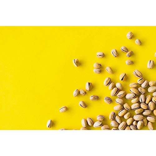 Poster poignée de pistaches fond jaune éclatant grand carré de 91x91cm
