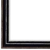 Dieser Bilderrahmen wird aus einer Massivholz-Leiste gefertigt und nach alter handwerkstradition verleimt sowie geklammert. Sie können diesen Bilderrahmen für Urkunden, Gemälde, Portraits, Fotos aller Art, Kunstdrucke, Stiche, Lithographien, Radierungen uvm. einsetzen. Bei der Rahmung von Gemälden empfehlen wir die Variante Leerrahmen ohne Glas.