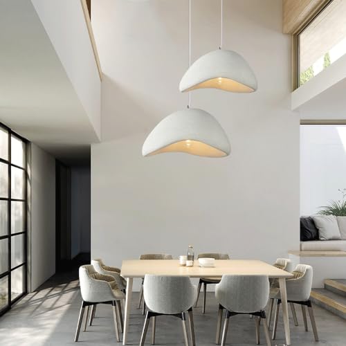 Suspension nordique industrielle pour éclairer une table de restaurant