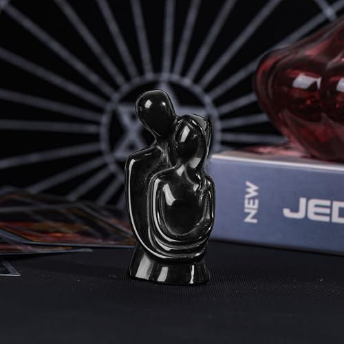 Estatua pareja abrazada tallada en obsidiana negra miniatura 2