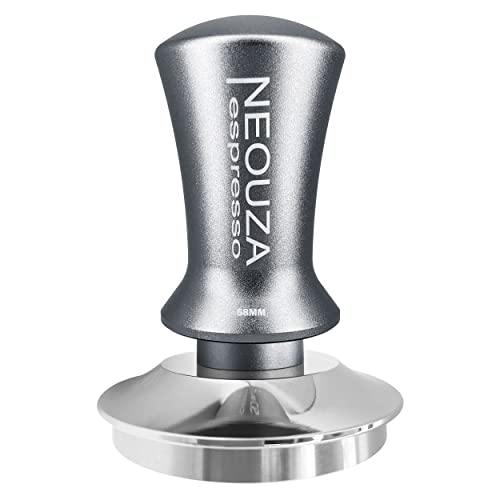 Rispetto ai pressini calibrati esistenti sul mercato, questo prodotto è dotato di un deflettore circolare. Il deflettore assicura che il pressino venga premuto verticalmente, per evitare di far ribaltare la superficie del disco di caffè a causa dell'angolo di forza non verticale. Chiunque lo usi otterrà una pressione perfettamente verticale