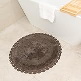 ⭐️ Petite taille compacte – Parfait quand un tapis plus grand est trop. Ce tapis de bain mesure 76,2 cm de diamètre. Souvent utilisé dans les petits appartements et les dortoirs où l'espace est limité. Beaucoup de gens en ont plusieurs à mettre dans tous ces endroits difficiles à installer. Maintenant, vous avez un poil en coton naturel doux pour réchauffer et réconforter les pieds nus. Il fonctionne également bien dans la chambre d'enfant ou de bébé pour fournir un environnement confortable.