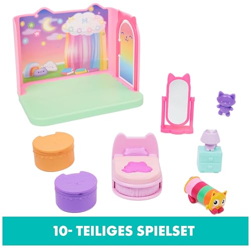 DREAMWORKS GABBY'S DOLLHOUSE - Deluxe Raum, Sweet Dreams, Schlafzimmer mit Kuschelkatze (engl. Pillow Cat), 3 Möbelstücken und 2 Überraschungsboxen mit Zubehörteilen, geeignet für Kinder ab 3 Jahren