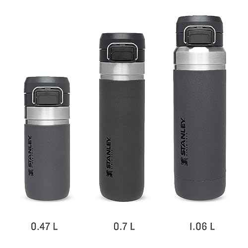 Stanley Quick Flip Trinkflasche Edelstahl 0.71L - Hält 12+ Stunden Kalt - Wasserflasche BPA-Frei - Spülmaschinenfest - Druckverschlussdeckel - Thermosflasche Auslaufsicher - Charcoal