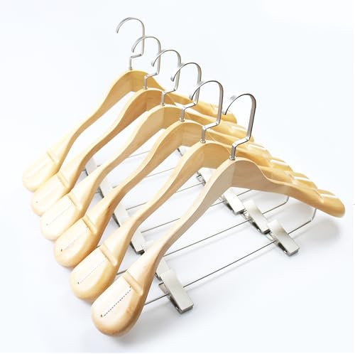 Wood Star 木製ハンガー 強力クリップペイ 6本セット 多機能 ブラウン 手作りの天然高級木材使用、滑り止め付きワイドショルダー 滑らか仕上げ 360度回転フック 無垢材 コートハンガー ドレス、スーツ ジャケット、パンツ、重い衣類、約44.5×5.5cm（ナチュラル）