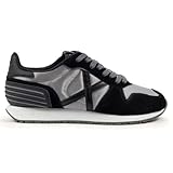 La MASSANA CLUB es la reinterpretación de la sneaker retro running predilecta de Munich que representa 30 años de historia. Este modelo es el resultado de la actualización del modelo de marcha atlética que usaba el atleta Valentí Massana. La reedición del modelo se ha convertido en un icono en la colección de moda y cuenta con un lugar privilegiado en la historia de la firma de la X. Material: 50% tejido + 30% cuero + 20% sintético Composición Suela: 100% sintético