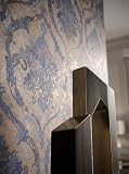 Newroom Vliestapete Blau mit Barock Ornament für Wohnzimmer und Schlafzimmer   Strukturierte Vinyl Mustertapete Metallic 10,05x0,53m Made in Germany Akzentwand klassisch elegant im Altbau Look
