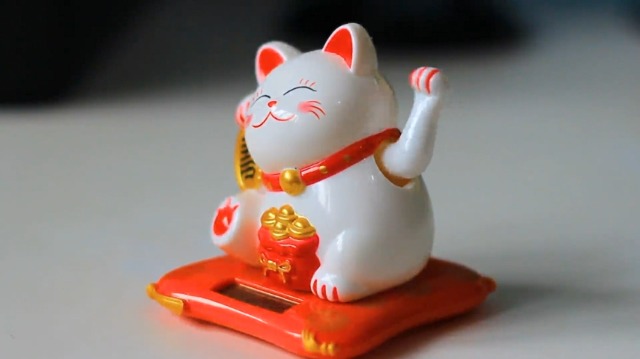 Chat Ondulant à Énergie Solaire Lucky Cat Maneki Neko – Ornement Blanc Pour Voiture, Bureau Et Maison