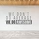Vinyl-Wandaufkleber – We Don’t Do Average We Do Awesome – Motivierende Zitate für das Büro – Bürodekoration – Bürowand-Vinyl – Weiß – klein – WS18