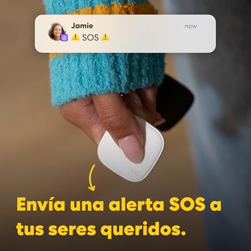 Mujer enviando una alerta SOS a seres queridos utilizando el Tile para seguridad personal