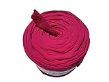 El trapillo plumita es un material reciclado. Su composición es de poliester texturixado lo que lo hace ideal para bolsos y accesorios por su ligereza y consistencia que tiene al trabajarlo. Las bobinas pesan entre 250 y 300 gramos y tienen entre 80 y 100 metros.