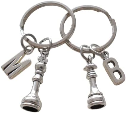 Llaveros pequeños de encargo del encanto del ajedrez del rey y de la reina con los encantos de la letra, llaveros