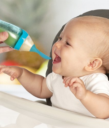 Munchkin 4 Ounce Easy Squeezy Spoon, Colors May Vary