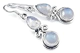 Diese Regenbogen Mondstein Silber-Ohrringe von mantraroma ist aus 925 er Sterlingsilber gefertigt. Der Regenbogen Mondstein hat eine Größe von Ø 7 mm + 6 x 9 mm. Der gesamte Silberohrring hat eine Größe von 10 mm x 41 mm.