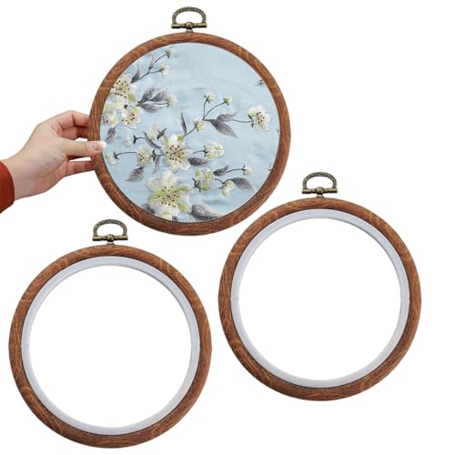 3 Vantaggio: il nostro telaio a cerchio a croce è realizzato in plastica in gomma e flessibile, con una buona resistenza di compressione, il cerchio di resina esterno ha una buona elasticità e può essere facilmente attorcigliato in una forma a 8 per tornare alla sua forma originale..L'anello sospeso in ottone retrò con chicchi di legno rende la trama più squisita e antissca, offre una presa confortevole..Questo telaio a cerchio ricamato presenta una venatura in legno vintage per aggiungere più