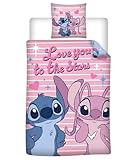 💤 Housse de Couette Stitch – Love You to the Stars – 140x200 cm – Polycoton Apportez une touche de tendresse et de magie à la chambre avec cette housse de couette Stitch, au design romantique et coloré mettant en scène Stitch et Angel entourés de cœurs et d’étoiles 💖✨