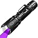 DaskFire 2 en 1 Lampe Torche LED Puissante 900Lumens Lampe UV 395NM Lumière Ultraviolet 4 Modes Eclairage Lampe de Poche Zoomable et Rechargeable Idéal pour les Activités Extérieurs