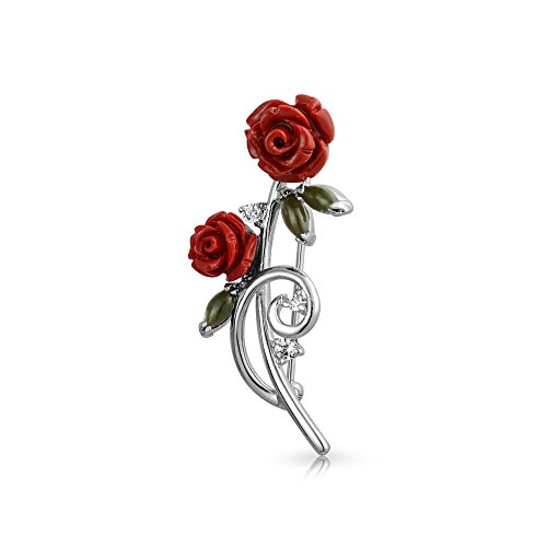 Broche fleur rose rouge à porter sur un revers de veste pour un mariage élégant