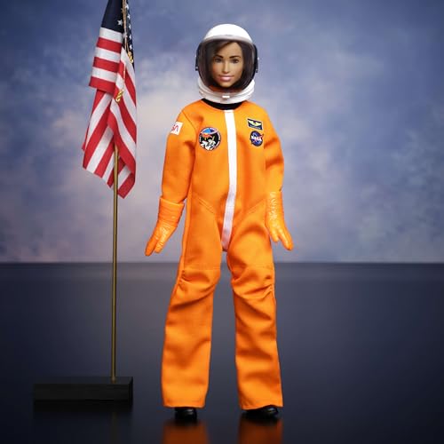 Muñeca Barbie Ellen Ochoa con accesorios y traje espacial miniatura 5