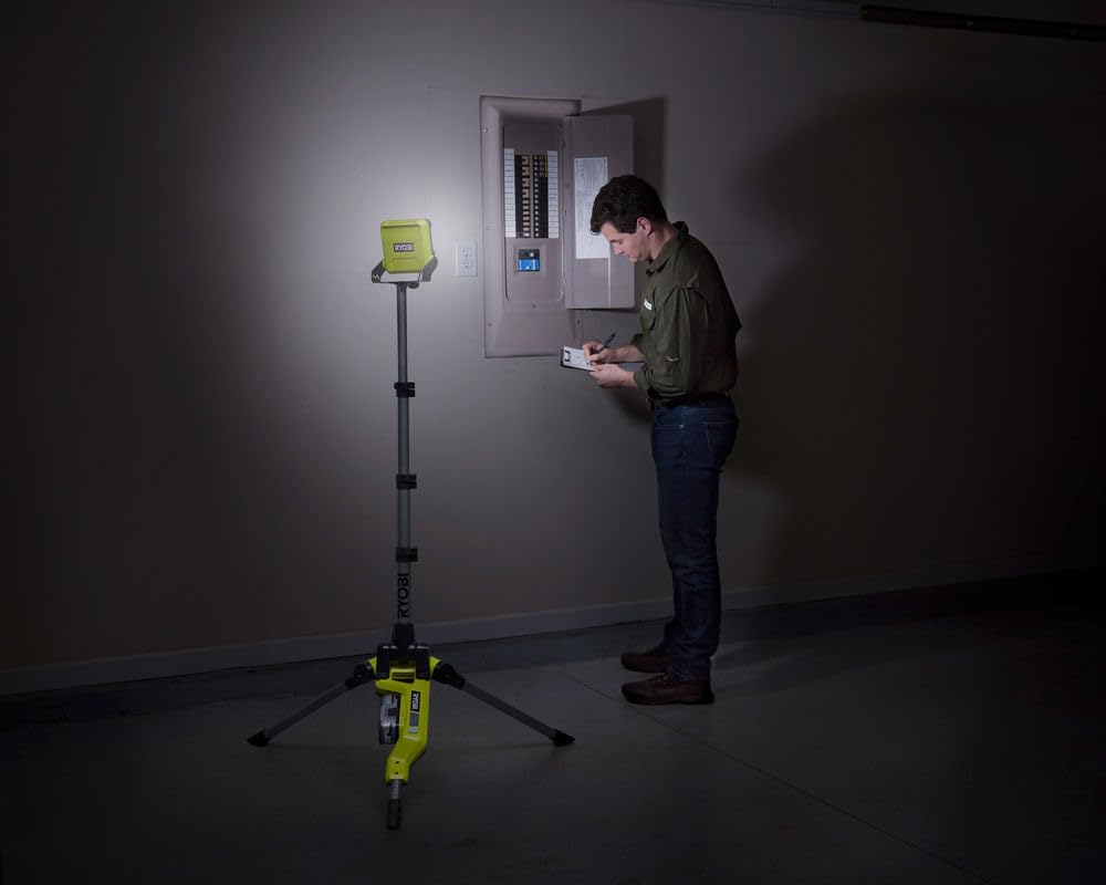 RYOBI - Projecteur LED sur trépied Sans Fil 18V ONE+ R18TL-0 – Faisceau Longue Portée, Tête Orientable, Poignée GripZone – Éclairage Chantier ou Extérieur – Batterie Non Incluse