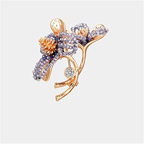 Broche fleur cristal pour illuminer une robe unie et rehausser le style