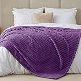 BEDELITE Kuscheldecke Flauschig Decke Groß - weiche Flanell Decken Lila 220x240 für Bett, Deko Streifen Cord Fleecedecke als Tagesdecke für Schlafzimmer, XXL Blanket Wide Use