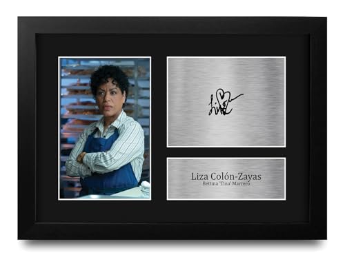 HWC Trading Liza Colón-Zayas Bettina 'Tina' Marrero The Bear Los Regalos Imprimieron La Imagen Firmada Del Autógrafo Para Los Fans De La Demostración De Serie De Televisión - A4 Enmarcado