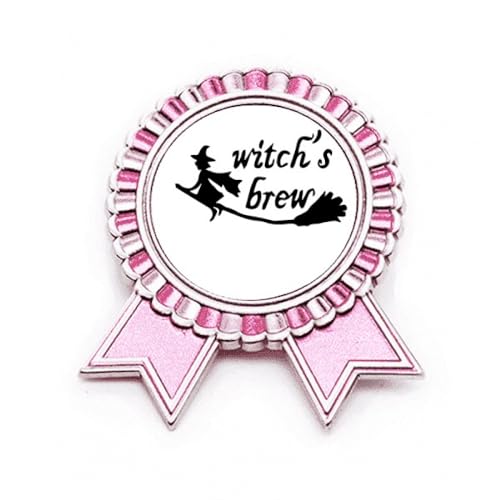 Broche Witch Brew en métal rose idéale sur une veste en jean ou un sac
