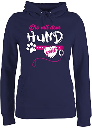 Shirtracer Pullover Damen Hoodie Frauen - für Hundebesitzer - Die mit dem Hund geht I Hundemama Hundebesitzerin Hundetrainerin Geschenk - M - Navy Blau - Geschenke hundepullover hundefan gassi Hoody