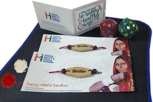 India Meets India Rakhi de bambú hecho a mano, juego de 2 hermanos Rakhi con caja de arroz y kumkum y una tarjeta de deseos especial y atractiva para hermanos y hermanas Cover