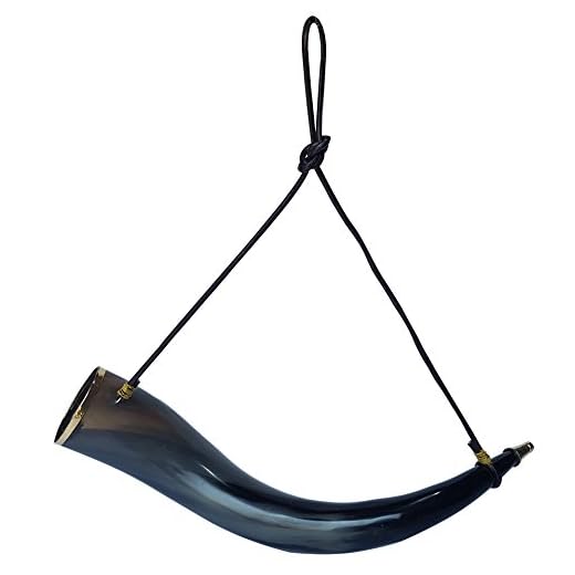 Cuerno para bebidas de asta de toro con motivos vikingos, medievales de fantasía con borde superior e inferior con embellecedores de latón y cordón de piel para colgarlo. Tamaño de 30,5 a 40,6 cm.
