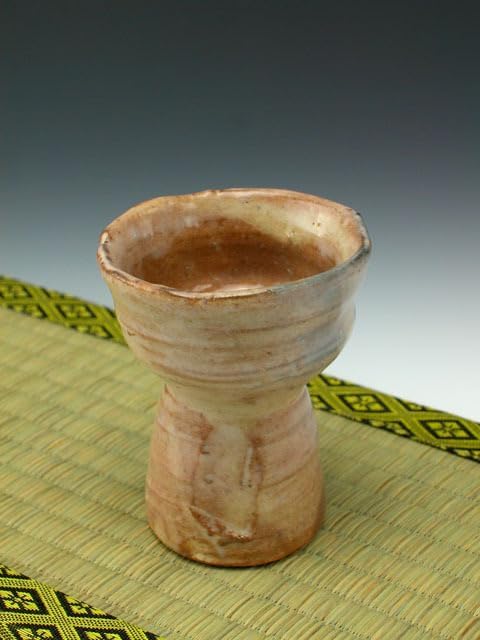 蔵から謎の図柄と謎の文字が描かれたぐい呑み？が出てきました。茶道具？