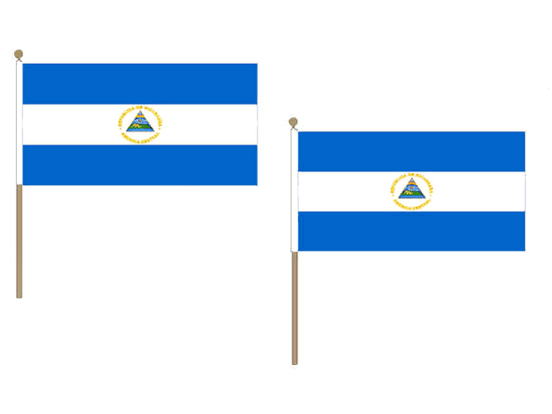 Drapeau Nicaragua 45x30cm finitions soignées et hampe rigide pour cérémonie