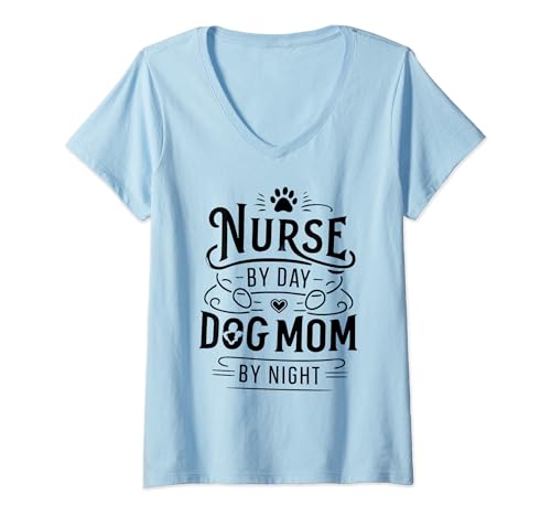Mujer Nurse By Day Dog Mom By Night RN Dog Lover Nurse Camiseta Cuello V
