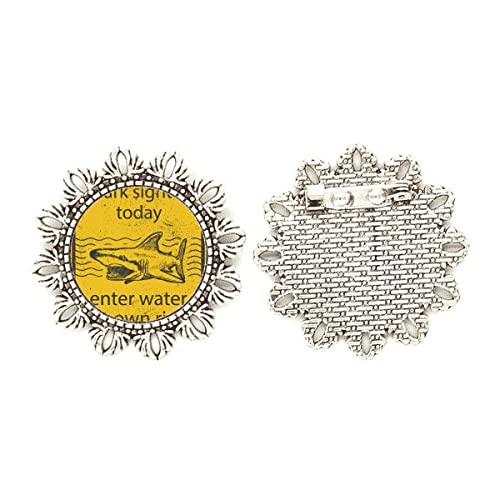 Broche de plata con diseño floral que transforma tus prendas básicas aburridas