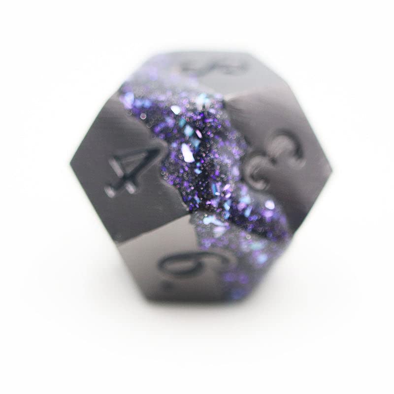 World of Dice - Lavastream-Serie - 7-teiliges Premium-Würfelset mit Glitzerndem Lavastrom-Design, ideal für DND, DSA, Pathfinder, Cthulhu, Shadowrun und viele weitere (Black & Purple)