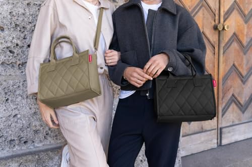 reisenthel daily shopper XS rhombus olive – Die kleinere Version unseres modernen, stromlinienförmigen Shoppers – eine praktische rechteckige Crossbody-Handtasche.