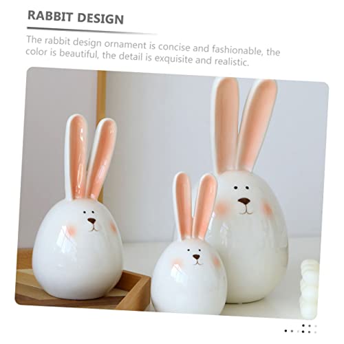 Lapin foins lit pour rompre la monotonie de la pièce