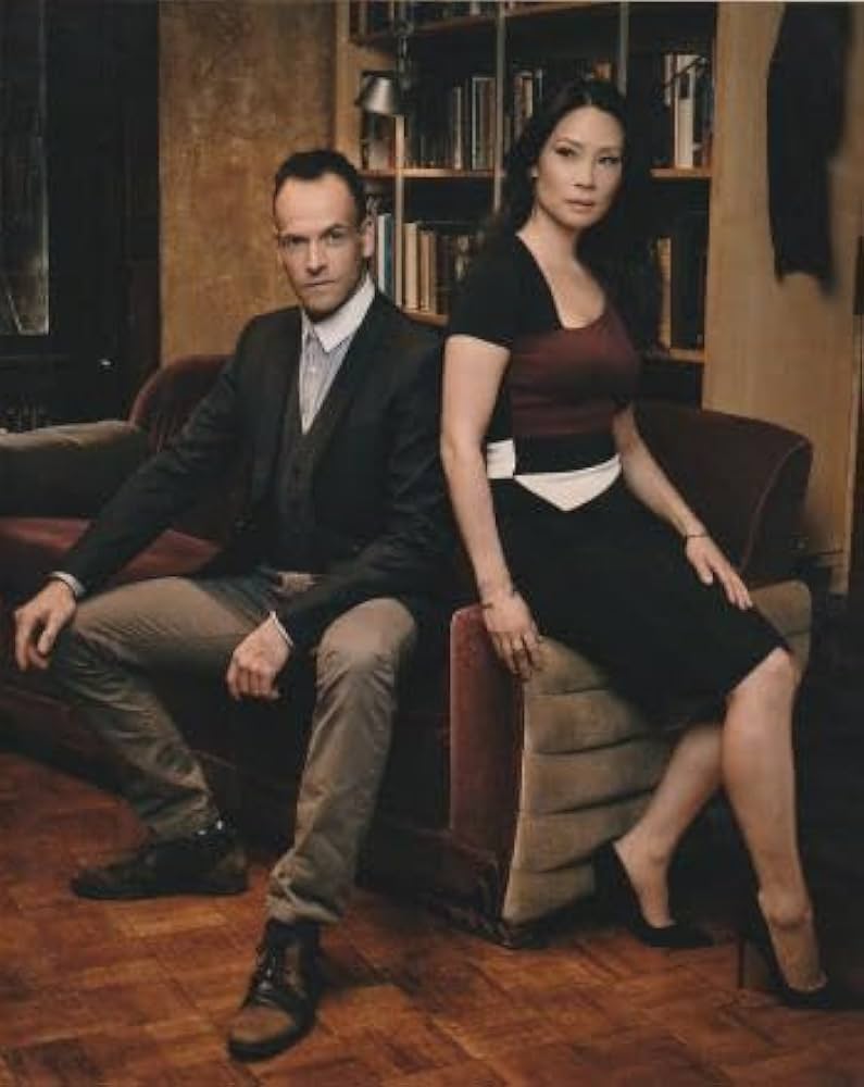 ルーシーリュー Amazon.co.jp: ブロマイド写真/海外ドラマ『エレメンタリー ホームズ&ワトソン in NY』/ソファに座る2人/ジョニー・リー・ミラー、 ルーシー・リュー : ホーム&キッチン