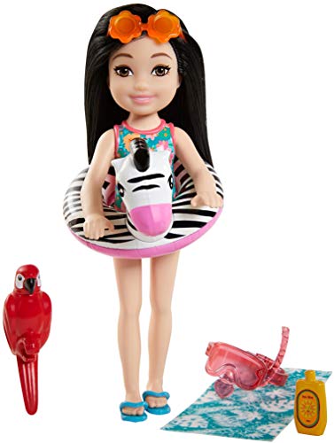 Barbie GRT83 - Barbie und Chelsea „Der verrückte Geburtstag“ Spielset mit Chelsea-Puppe (brünett, ca. 15 cm), Dschungeltier, Schwimmreifen und Zubehör, für Kinder von 3 bis 7 Jahren